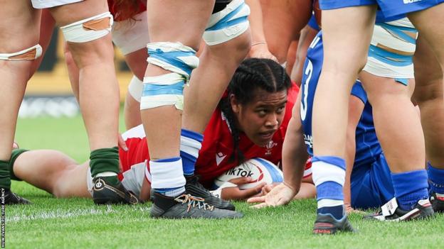 Sisilia Tuipulotu scores a try for Wales