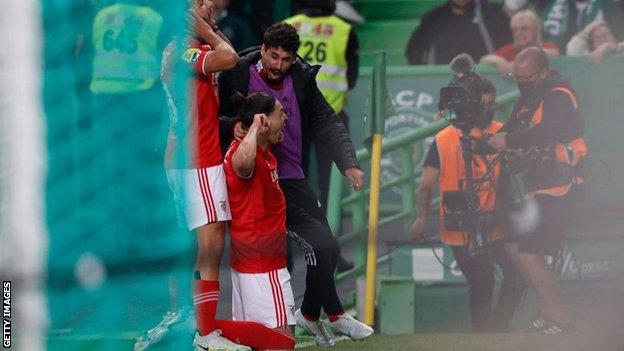 Darwin Núñez celebra ante la afición del Benfica