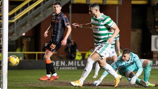 Giorgos Giakoumakis makes it 2-0 to Celtic