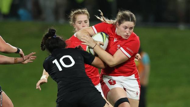 Gwen Crabb playing for Wales in the World Cup quarter final against New Zealand