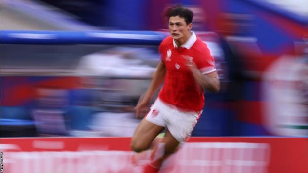 Louis Rees-Zammit: How Wales star can fulfil his American dream - BBC Sport
