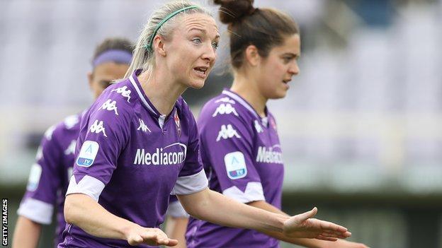 Louise Quinn speaks to her Fiorentina team-mates