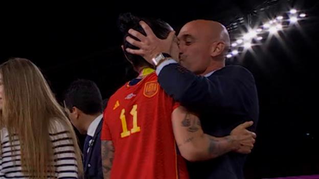 Luis Rubiales kisses Jenni Hermoso