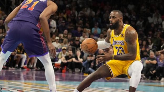 Los Angeles Lakers forward LeBron James drives against the Phoenix Suns
