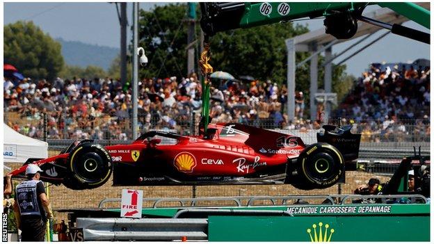 Ferrari van Charles Leclerc wordt van de baan getild