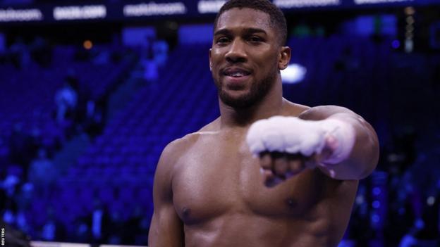 Anthony Joshua holds out his fist