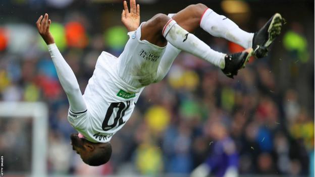 Swansea bate West Bromwich e segue 100%; Newcastle leva empate nos