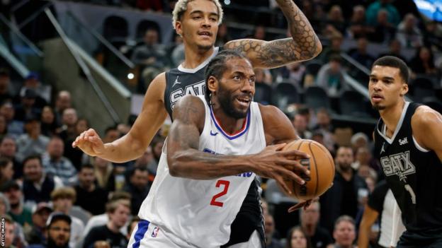 Kawhi Leonard in action for LA Clippers against former team San Antonio Spurs