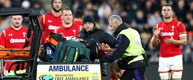 Welsh players show respect as Aaron Cruden is taken off