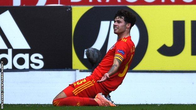 Neco Williams Liverpool Defender Must Learn To Deal With Online Abuse Wales Boss Giggs Bbc Sport