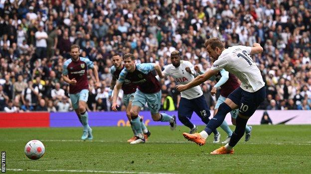 Harry Kane puts Tottenham ahead against Burnley from from the penalty spot