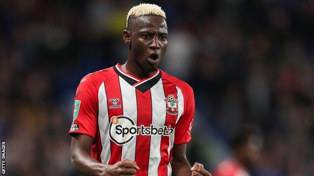 Le Malien Moussa Djenepo en action pour Southampton