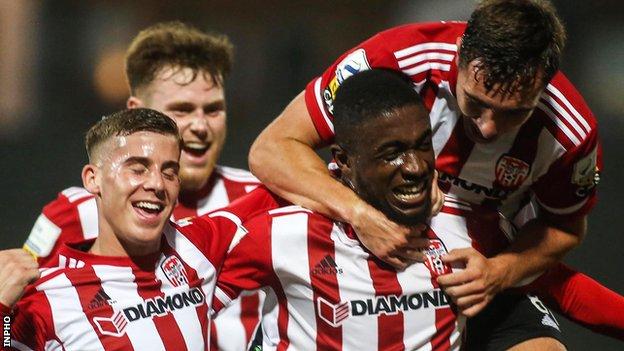 Junior est félicité par ses coéquipiers de Derry après avoir marqué contre Finn Harps