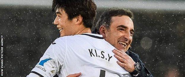 Ki Sung-yueng and Carlos Carvalhal celebrate Swansea City's win over Burnley