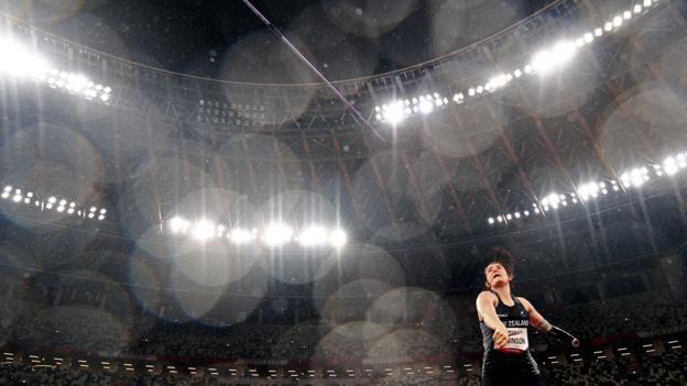3 septembre : Holly Robinson de la Nouvelle-Zélande lance pour l'or alors qu'elle participe au javelot féminin - F45 le jour 10 des Jeux paralympiques de Tokyo