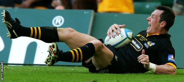 Rob Howley celebrates his late winning try