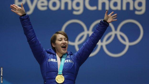 Lizzy Yarnold célèbre sa médaille d'or aux Jeux olympiques d'hiver de PyeongChang 2018