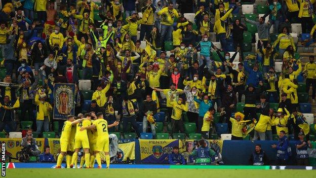 Les fans de Villarreal célèbrent après l'égalisation de Gerard Moreno à Windsor Park