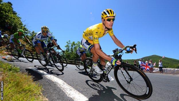 Le Sud-Africain Daryl Impey portant le maillot jaune du Tour de France 2013