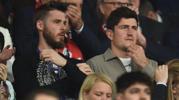 David de Gea et Harry Maguie de Manchester United regardent le match d'ouverture de l'Angleterre de l'Euro 2022 contre l'Autriche à Old Trafford