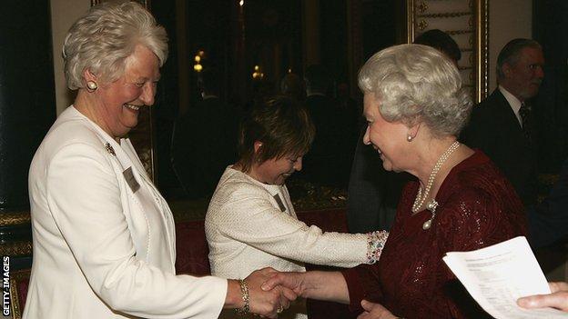The Queen's meets Lady Mary Peters in 2005