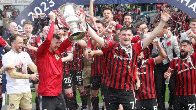 Crusaders lift the Irish Cup