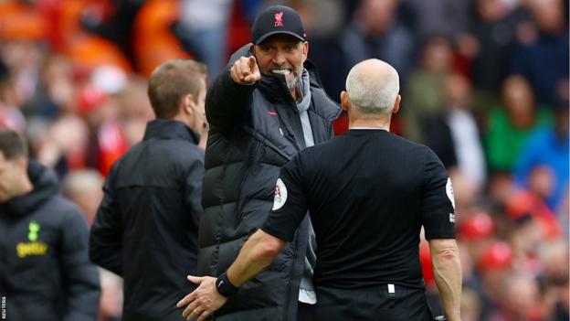 Jürgen Klopp spreekt de officials toe tijdens de overwinning van Liverpool op Tottenham Hotspur