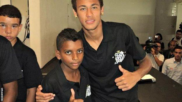 Rodrygo pictured with Neymar