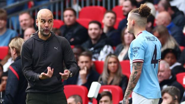 Pep Guardiola habla con Kalvin Phillips