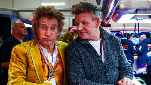 Gordon Ramsay is talking to Rod Stewart as the musician pulls a funny face at the camera.