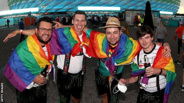 Deutsche Fans tragen Regenbogenfarben vor dem Allianzstadion in München