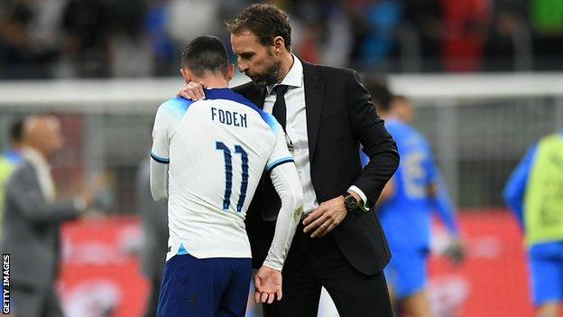 Phil Foden (izquierda) y Gareth Southgate (derecha)