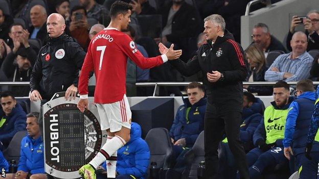 Cristiano Ronaldo le da la mano a Ole Gunnar Solskjaer