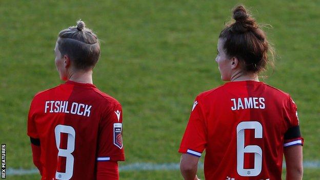 Coéquipiers gallois Jess Fishlock et Angharad James