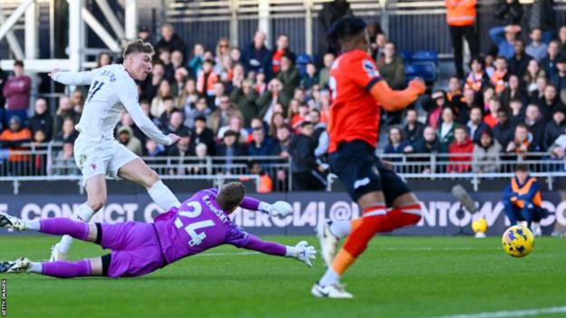 Rasmus Hojlund scores Manchester United's opening goal at Luton