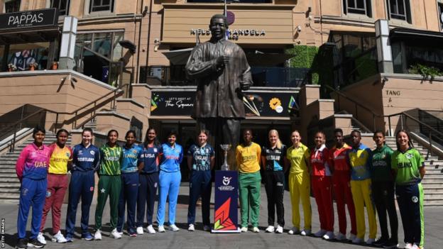 Los capitanes de la Copa Mundial Sub-19, incluida Grace Scrivens, se alinean juntos en Sudáfrica