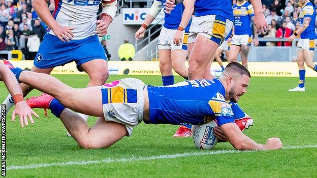 Super League: Wakefield Trinity win 19-10 to relegate London Broncos - BBC  Sport