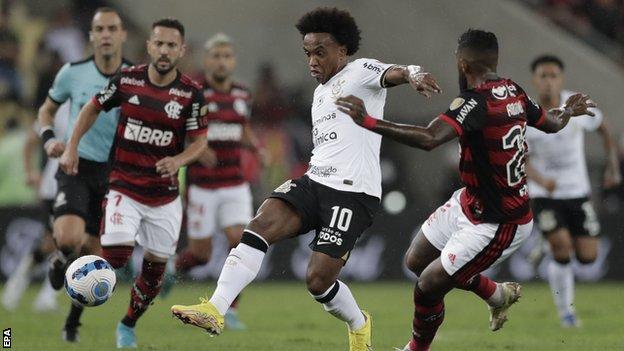 Willian of Corinthians พบกับ Rodinei Marcelo จาก Flamengo