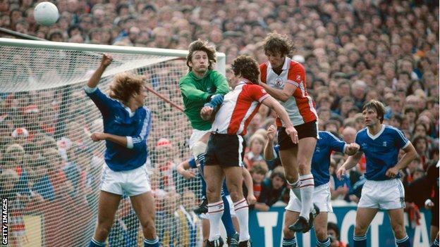 Southampton striker Kevin Keegan (c) beats fellow saint Mick Channon and Birmingham City goalkeeper Jeff Wealands to head in the 3rd goal in a 3-1 First Divison win over Birmingham City at the Dell on August 30, 1980