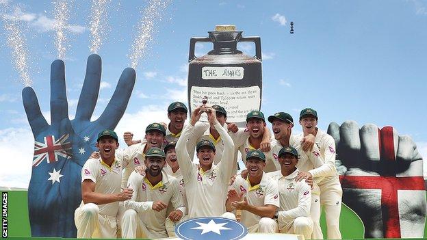 Australia celebrate winning the Ashes 4-0