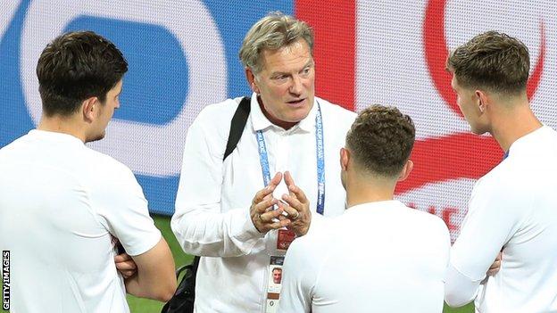 Glenn Hoddle talks to England players during the 2018 World Cup