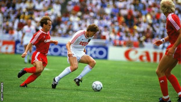 Sergei Rodionov of the USSR holds the ball up against Gerry Gray of Canada at the 1986 World Cup