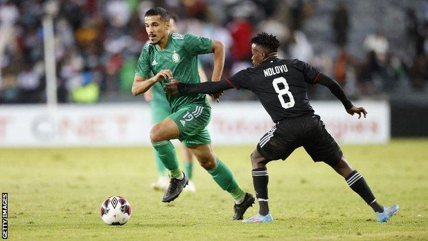 Action d'Orlando Pirates contre Al Ahly Tripoli en demi-finale de la Coupe de la Confédération