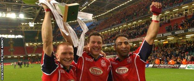 Mark Jones (centre) with Llanelli team-mates Garan Evans and Salesi Finau