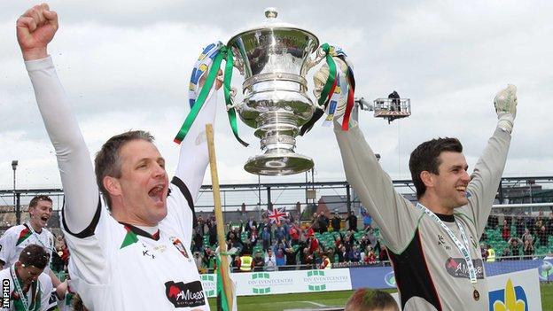 Nixon (à gauche) et Elliott Morris célèbrent après la victoire de Glentoran en finale de la Coupe d'Irlande contre Cliftonville en 2013