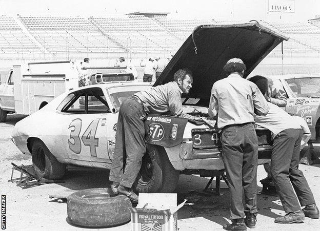 TALLADEGA, AL Ð 1971: Wendell Scott und seine Crew arbeiten an ihrem Ford an der Box des Alabama International Motor Speedway, circa 1971. (Foto von ISC Images & Archives über Getty Images)