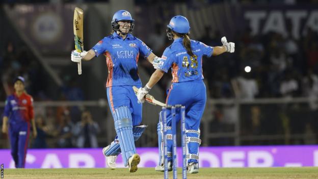 Nat Sciver-Brunt and Amelia Kerr celebrate their WPL win