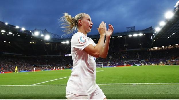 Beth Mead, yang mencetak gol kemenangan Inggris, bereaksi terhadap penonton selama pembukaan Euro 2022 dengan Austria