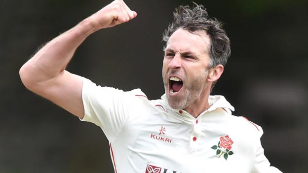 Graham Onions: Lancashire seamer signs new one-year deal