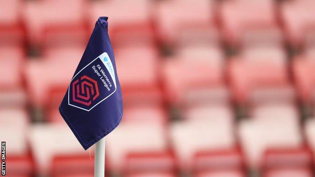 Un drapeau de coin au match de Super League féminine